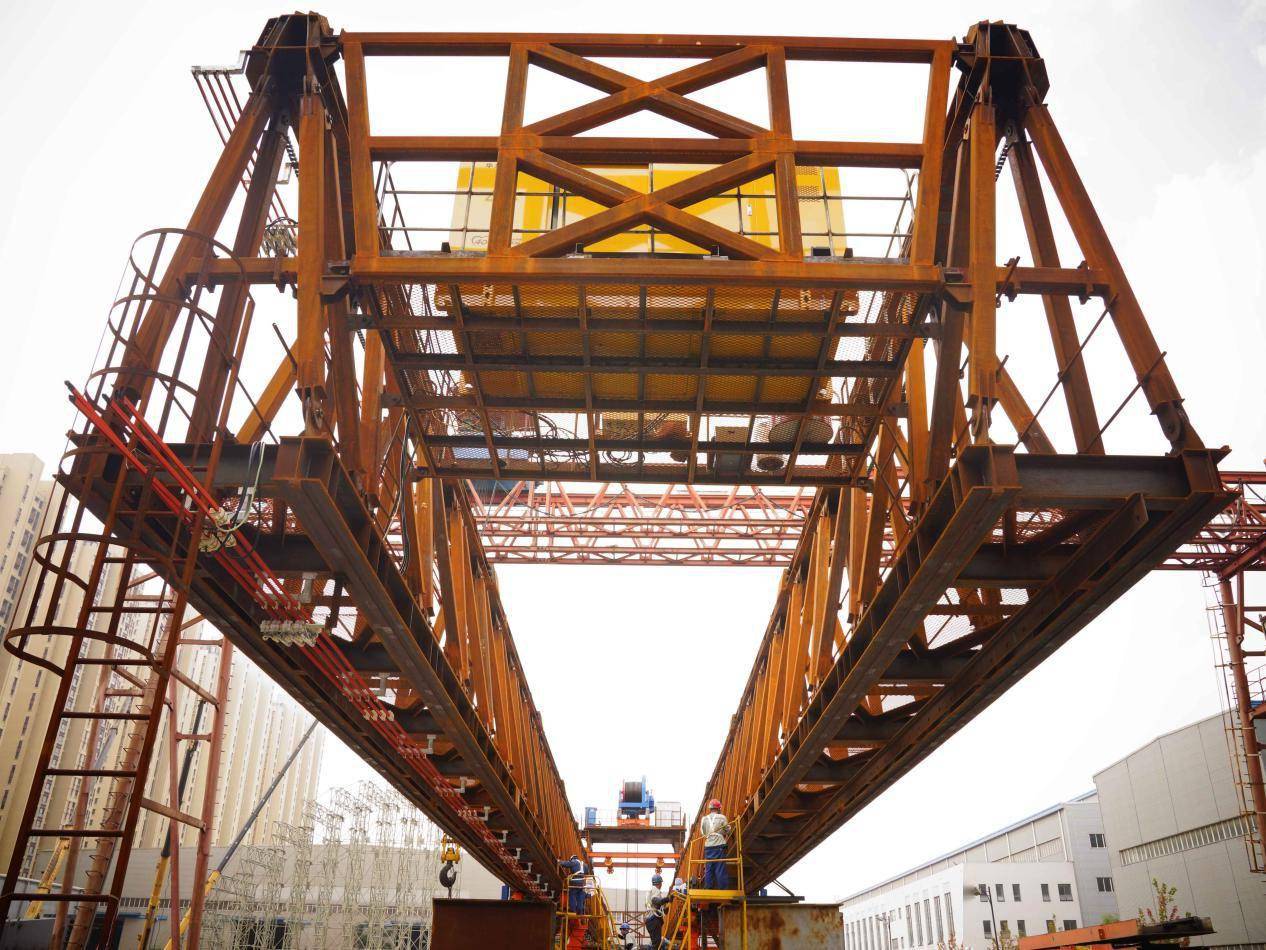 架桥|国内首创！大型智能架桥机在秦皇岛下线，将发往菲律宾修高铁