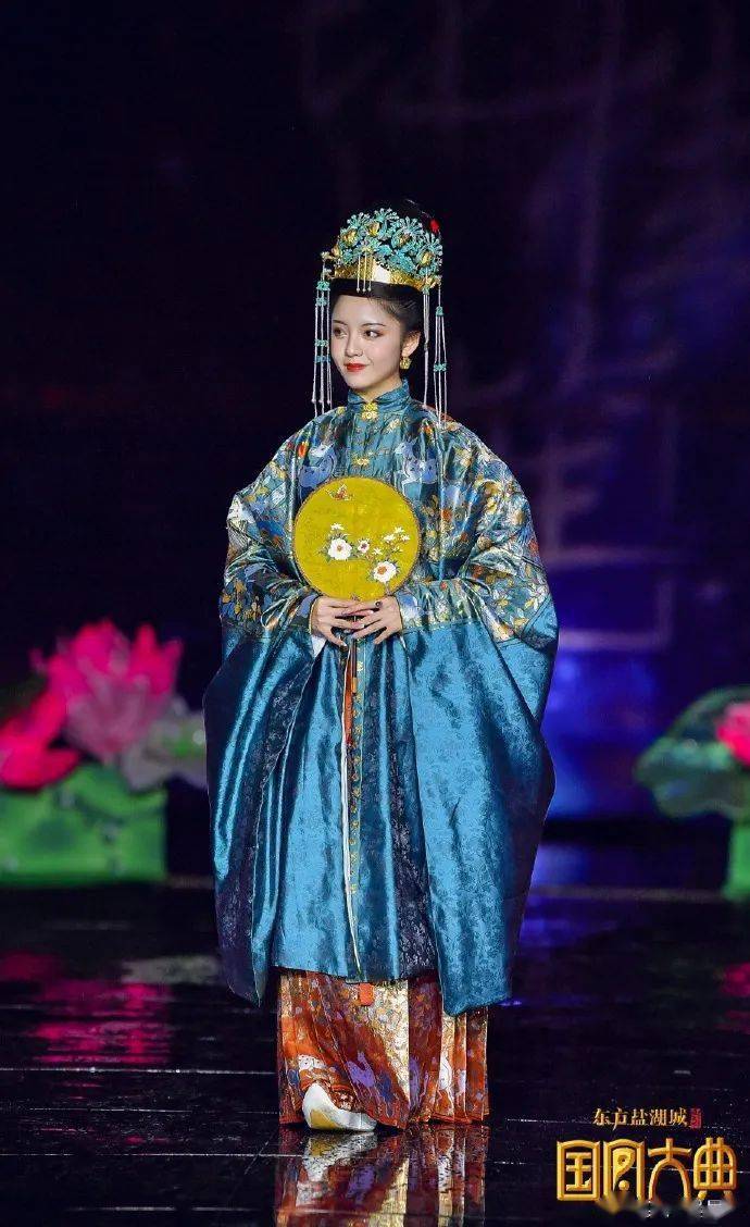 一人一生活吴晨一颦一笑间流露出古典韵味00后女孩传承汉服华美