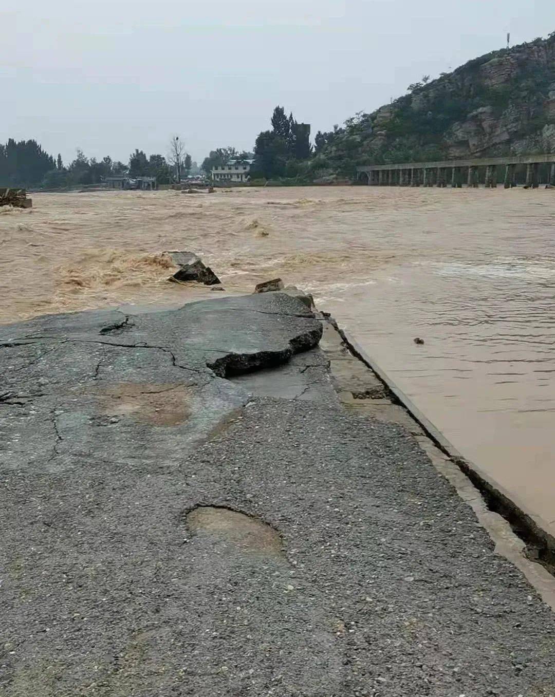 洪水在卫辉大地肆意狂虐,山区水库溢洪,城区河道水位暴涨,卫辉市沧河