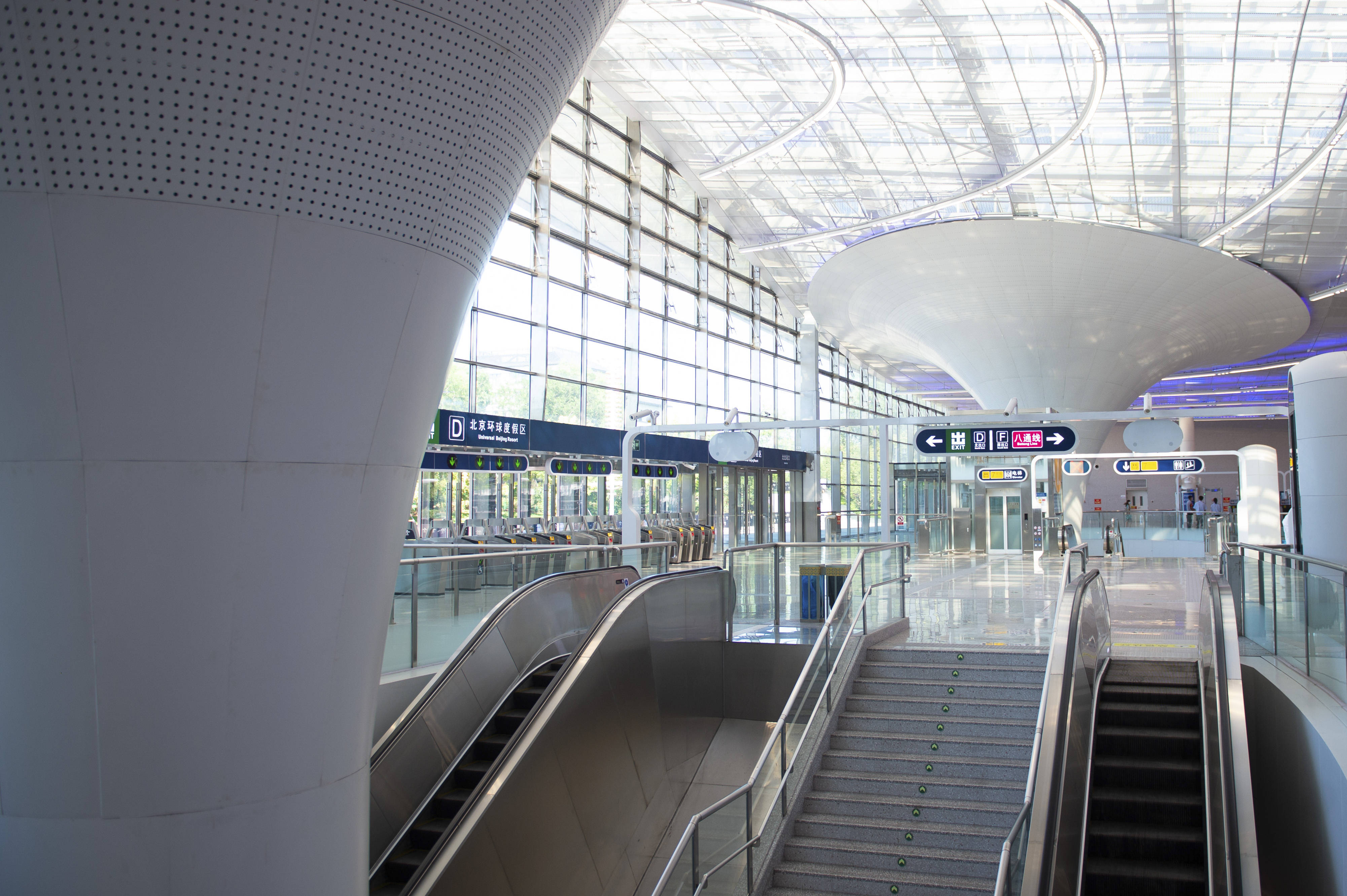 这是8月27日拍摄的北京地铁环球度假区站内景.