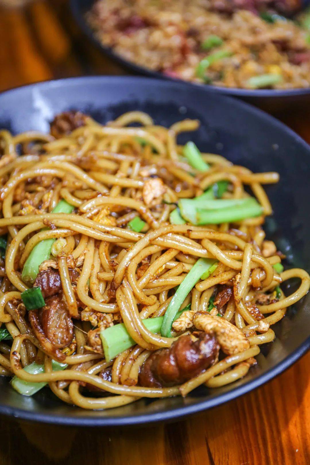 这个鸡蛋肥肠炒面看起来的确是让人很有胃口,首先这整份炒面的分量很