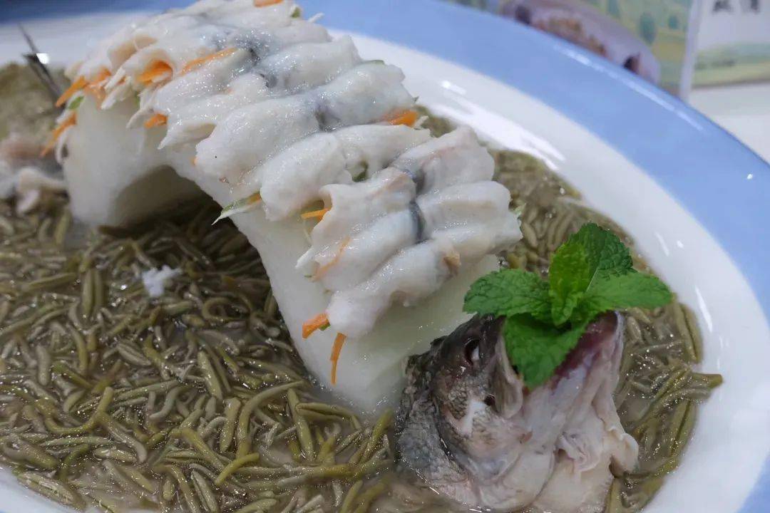 莼菜鲈脍推荐体验店:黄晶茶庄鱼头炖豆腐是一道养生美食,四季皆宜