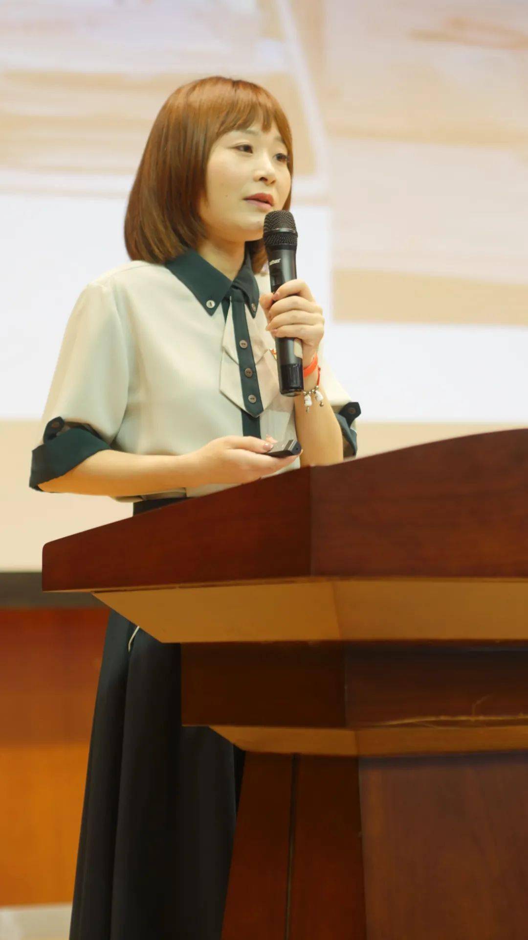 报告会上,瑞安十中的曹洁老师,通过3张照片和几张明信片分享了她的