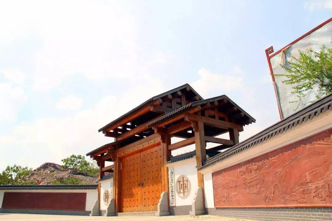 泥料圣地黄龙山围墙上镌刻的紫砂壶型,你有几把?_宜兴