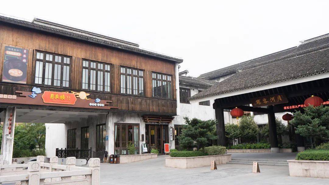 旗袍照打卡也不赖哦港式的牌子悬挂在客栈上月河客栈边整栋楼就是月波