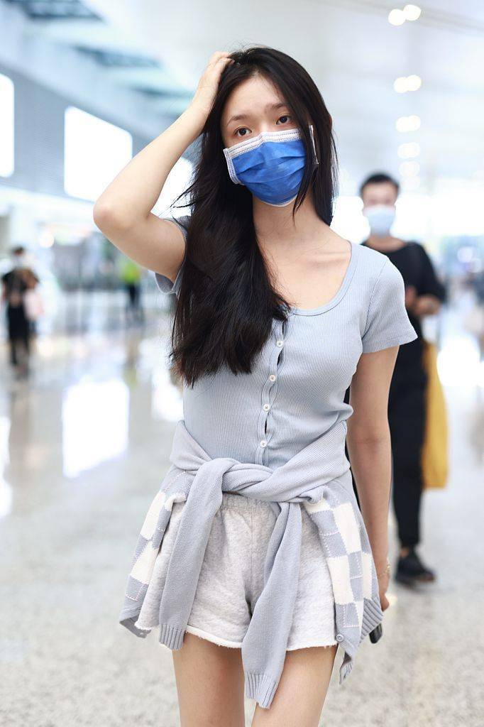 黑色|林允穿水洗蓝短袖T恤大象灰短裤 一双大长腿吸睛