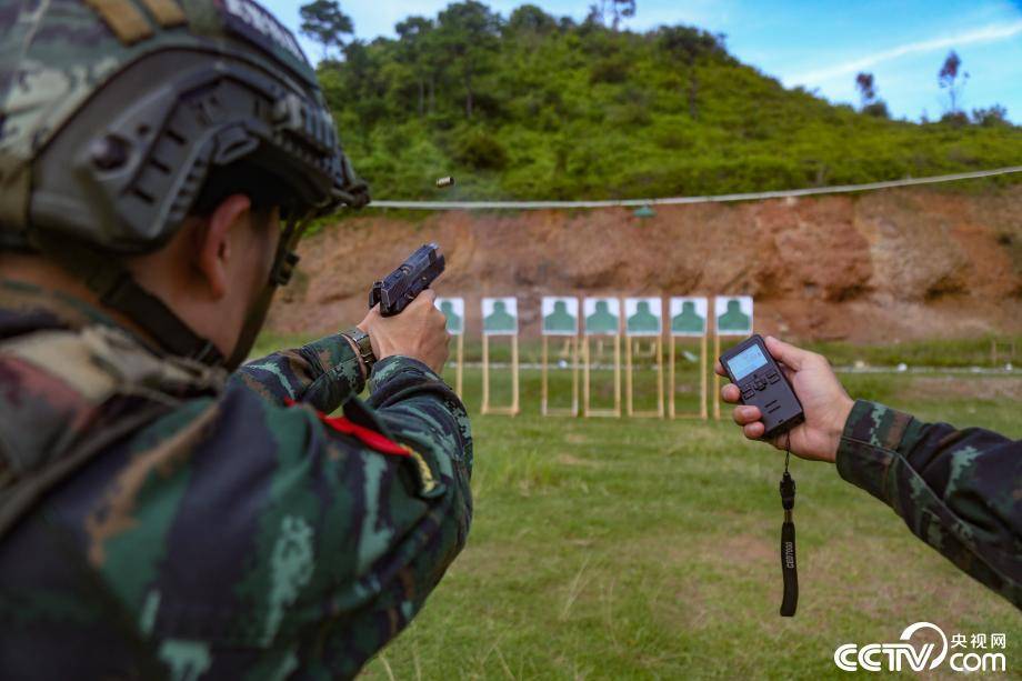 酷暑練兵 武警官兵解鎖多種射擊姿勢