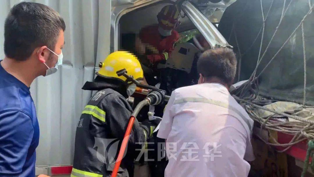 暖暖的金华一家三口车祸被困救援人员现场狂吼不要睡