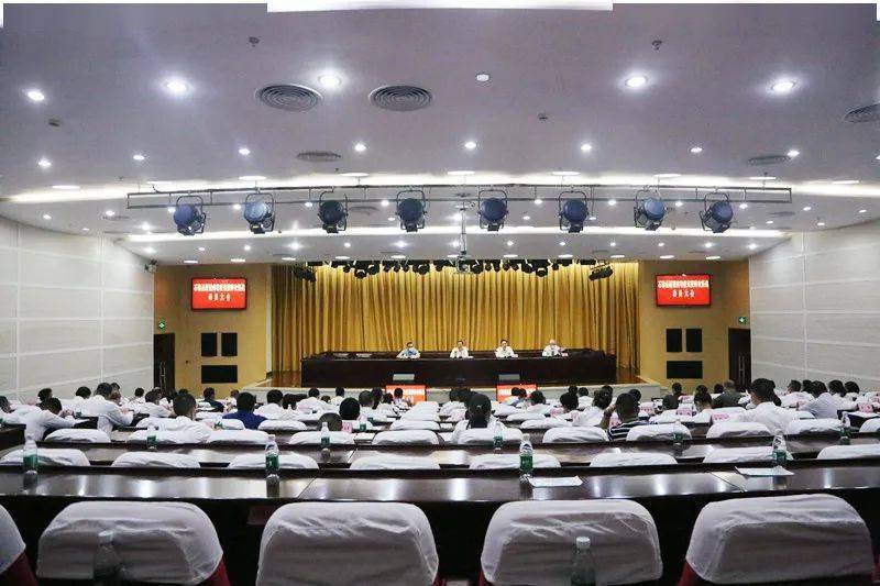 县委书记罗刚参加会议并讲话,县委副书记,县长张瑜锋主持会议.