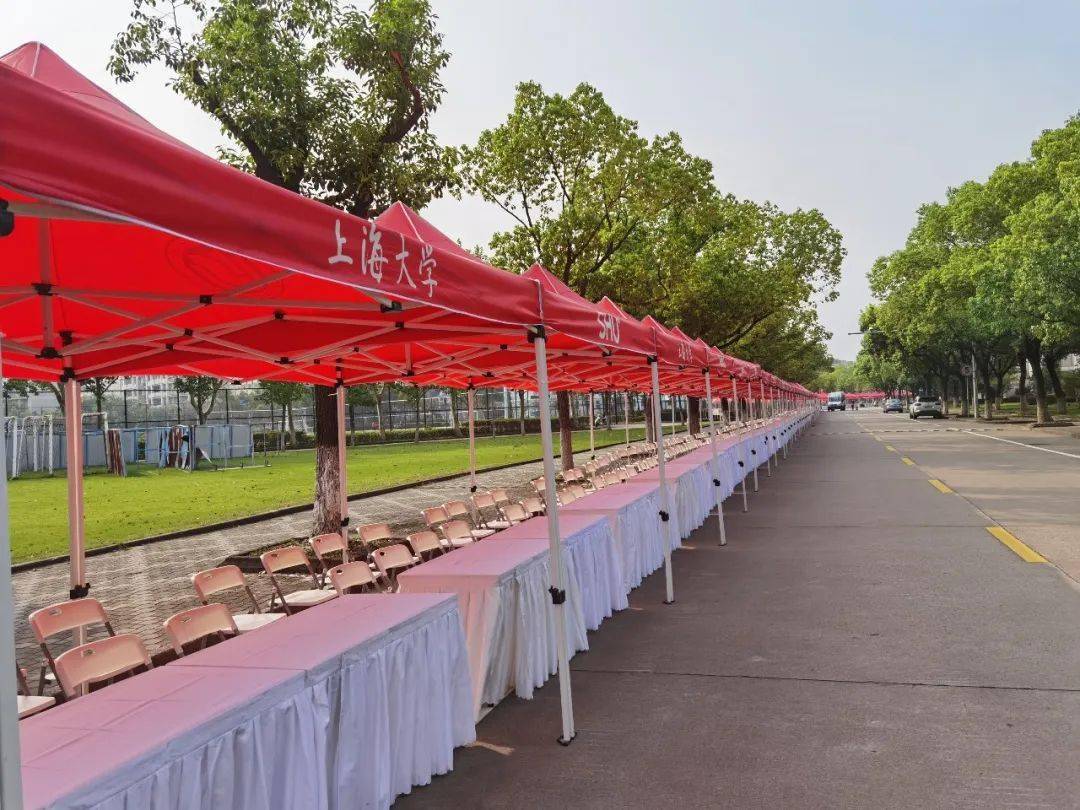 做好了迎接同学们的准备一排排迎新帐篷欢迎各位2021级新生到迎新接待