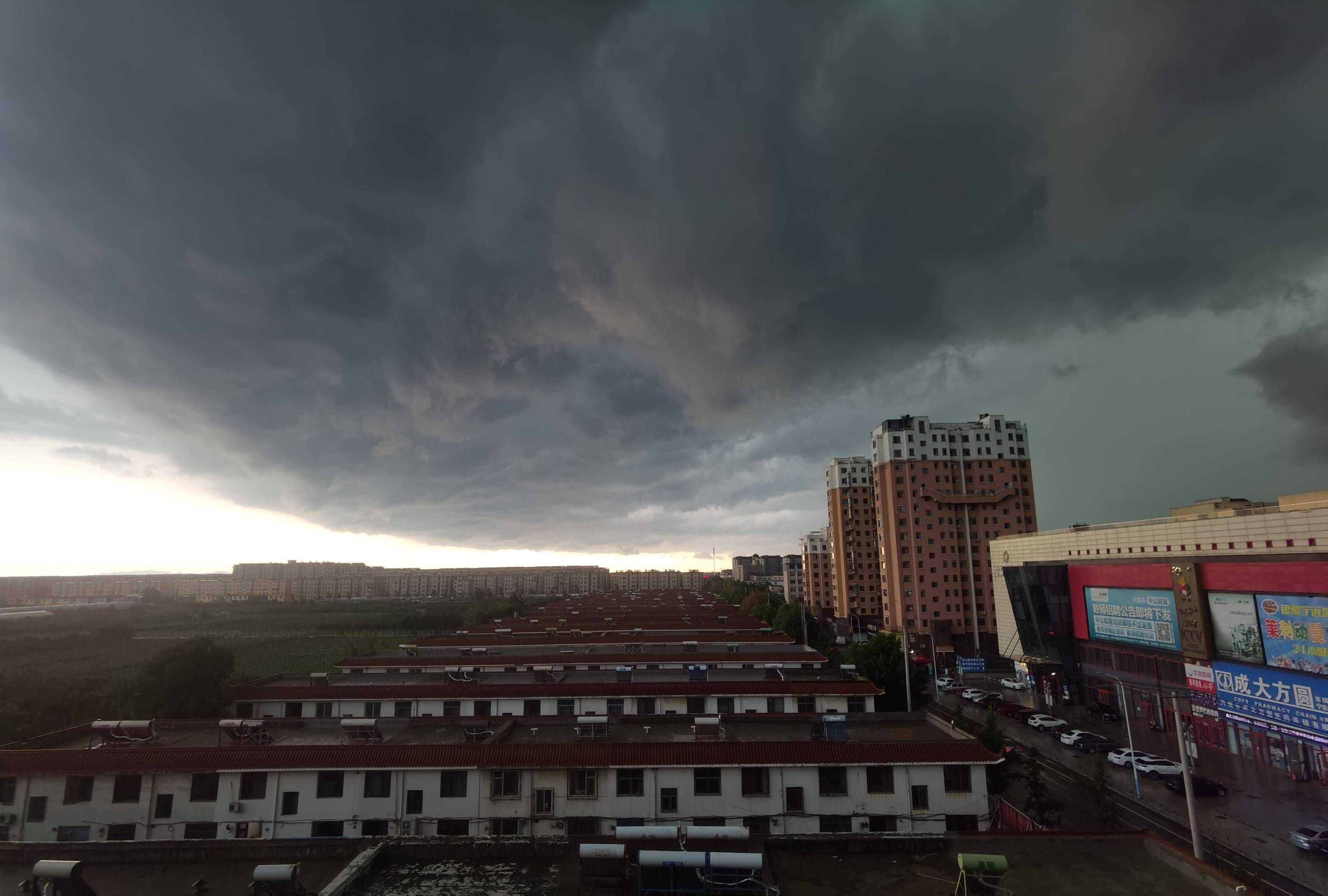 兴城:出现短时强降水天气 乌云密布