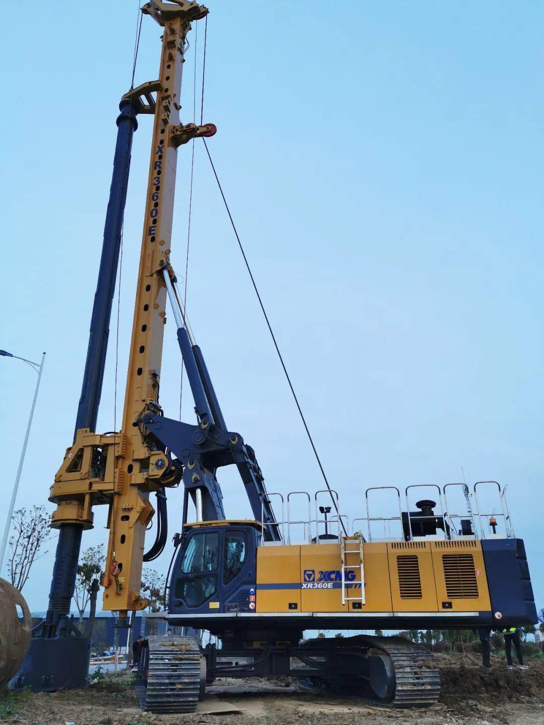 5台徐工旋挖钻机开始动工,场地上还有同行厂家3台设备,和同型号其他