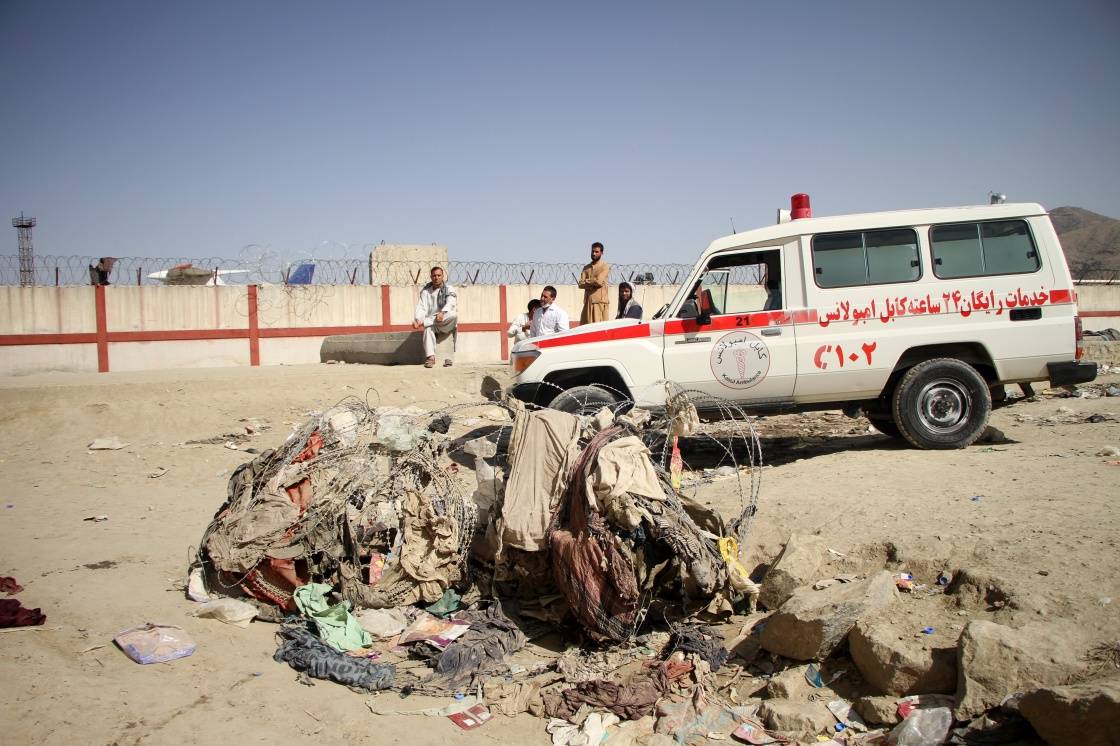 8月27日,一辆救护车停在阿富汗喀布尔机场附近的爆炸现场新华社