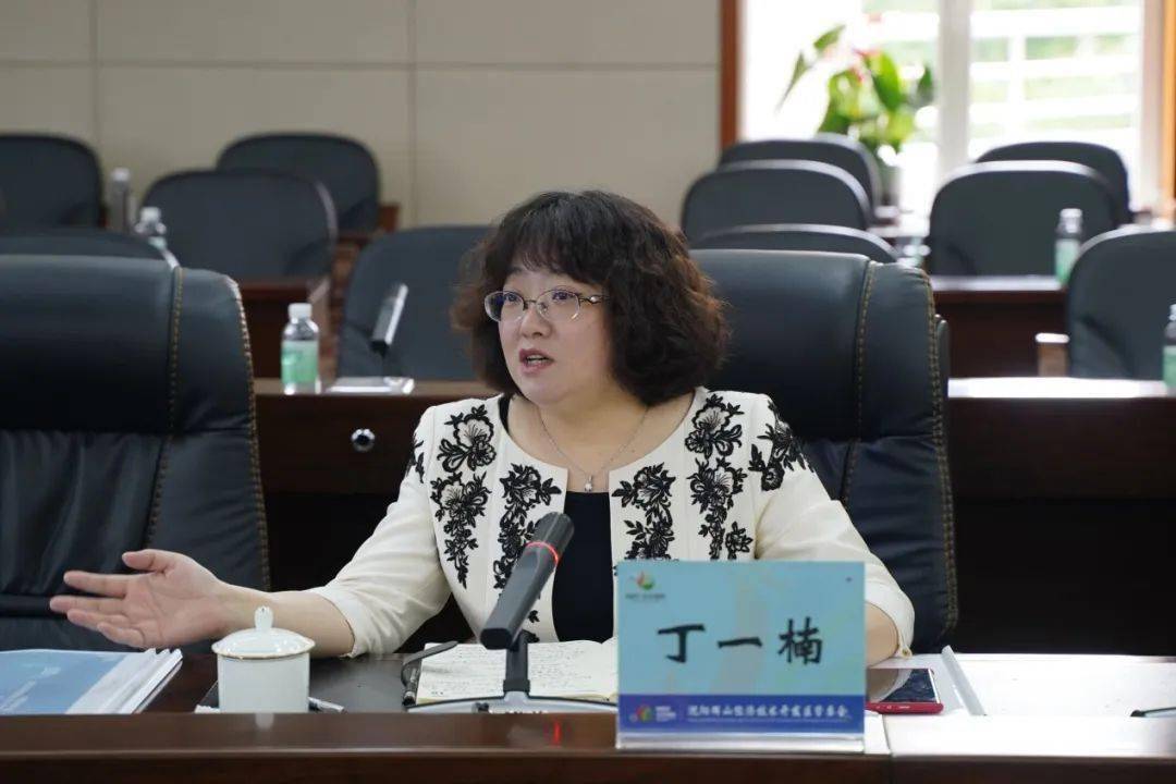 丁一楠为4位专家颁发了区战投委员会专家聘书.