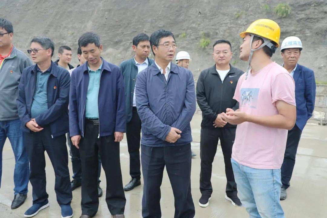 玉龙头条李自红到大具鸣音调研时强调建强基层组织