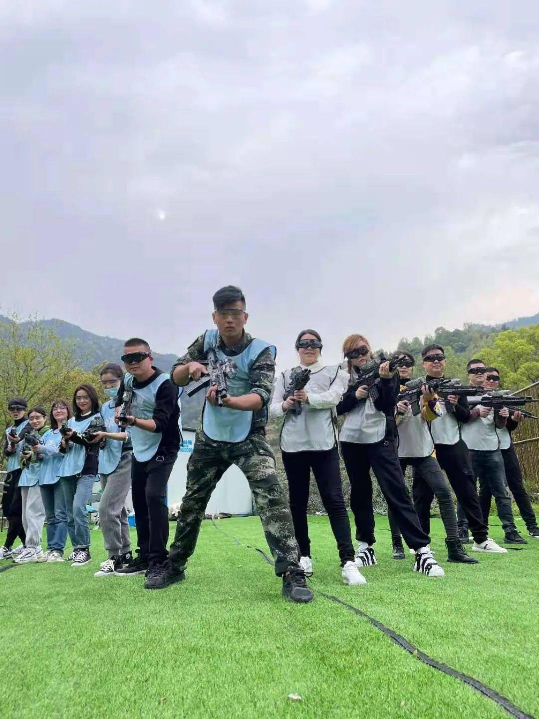 野战水弹冲锋枪,让对战更加真实,打出的水弹可触可感,时不时就会听到