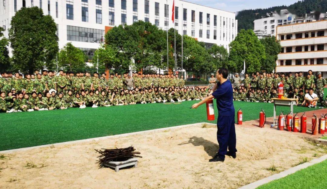 近日,黎平县消防救援大队利用新生入校军训之际走进黎平县民族第一