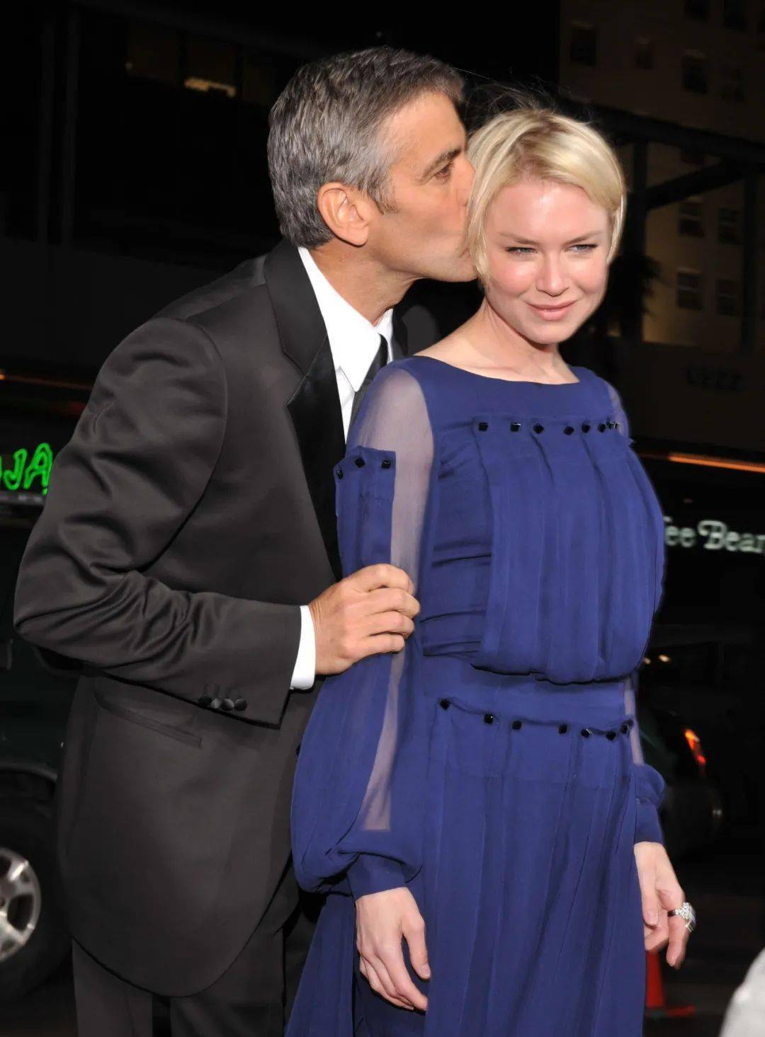 这背后下了盘什么棋?_蕾妮·齐薇格