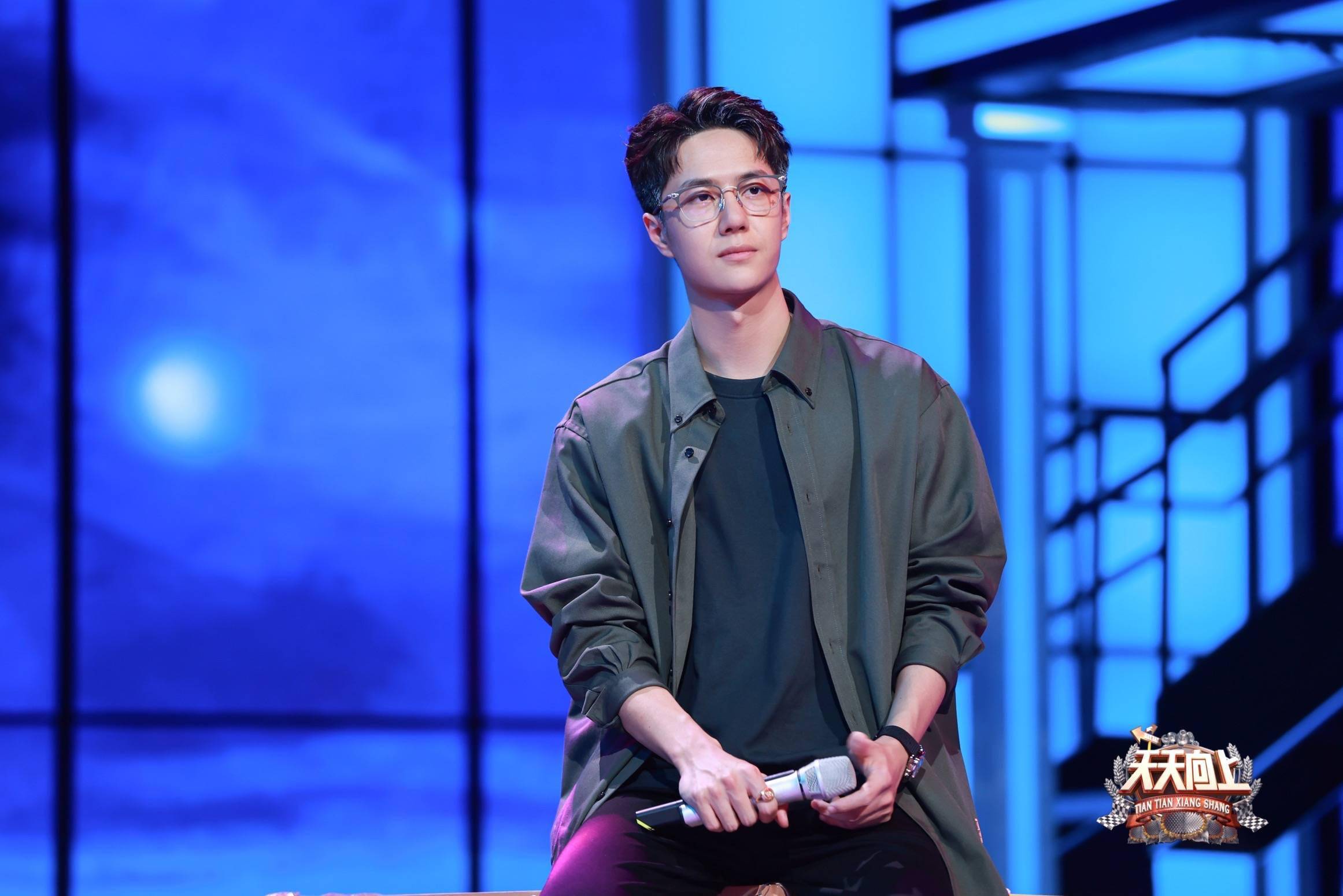 王一博畅想30年后生活希望能有个儿子要教他学滑板