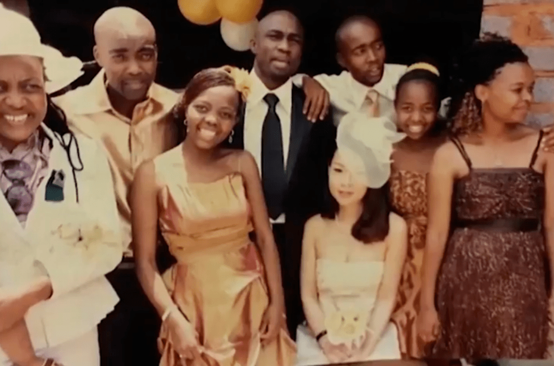 毅然决然地嫁给了有着"非洲拳王"称号的胡斯·哥路沙(vuyisile coloss