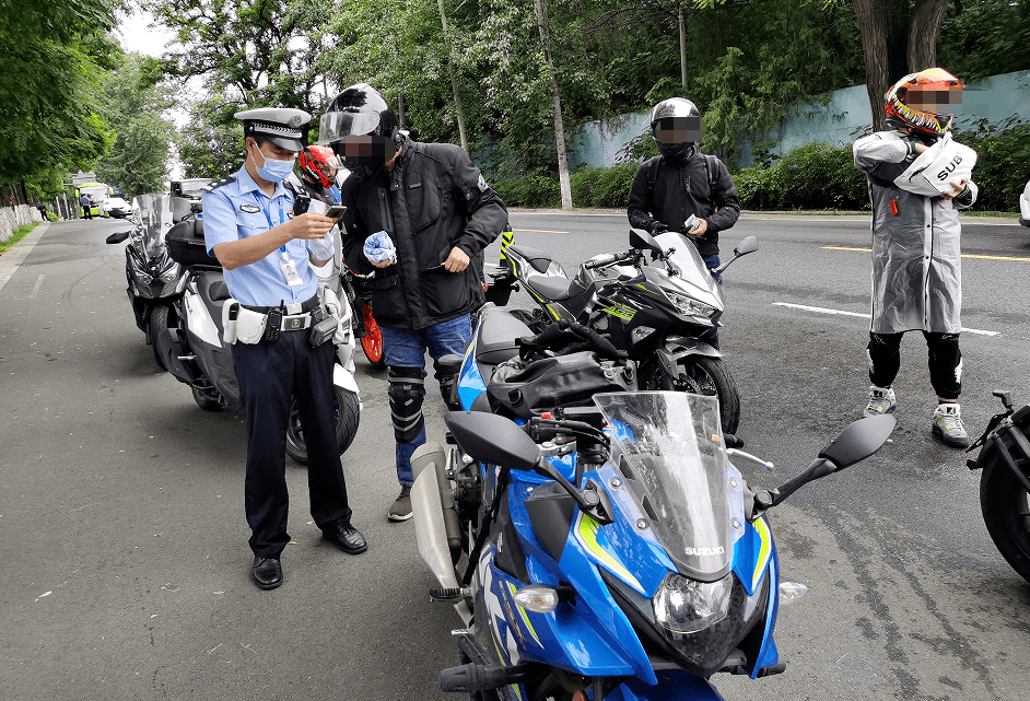 昌赤路胡莊路口5輛摩托車非法改裝受罰