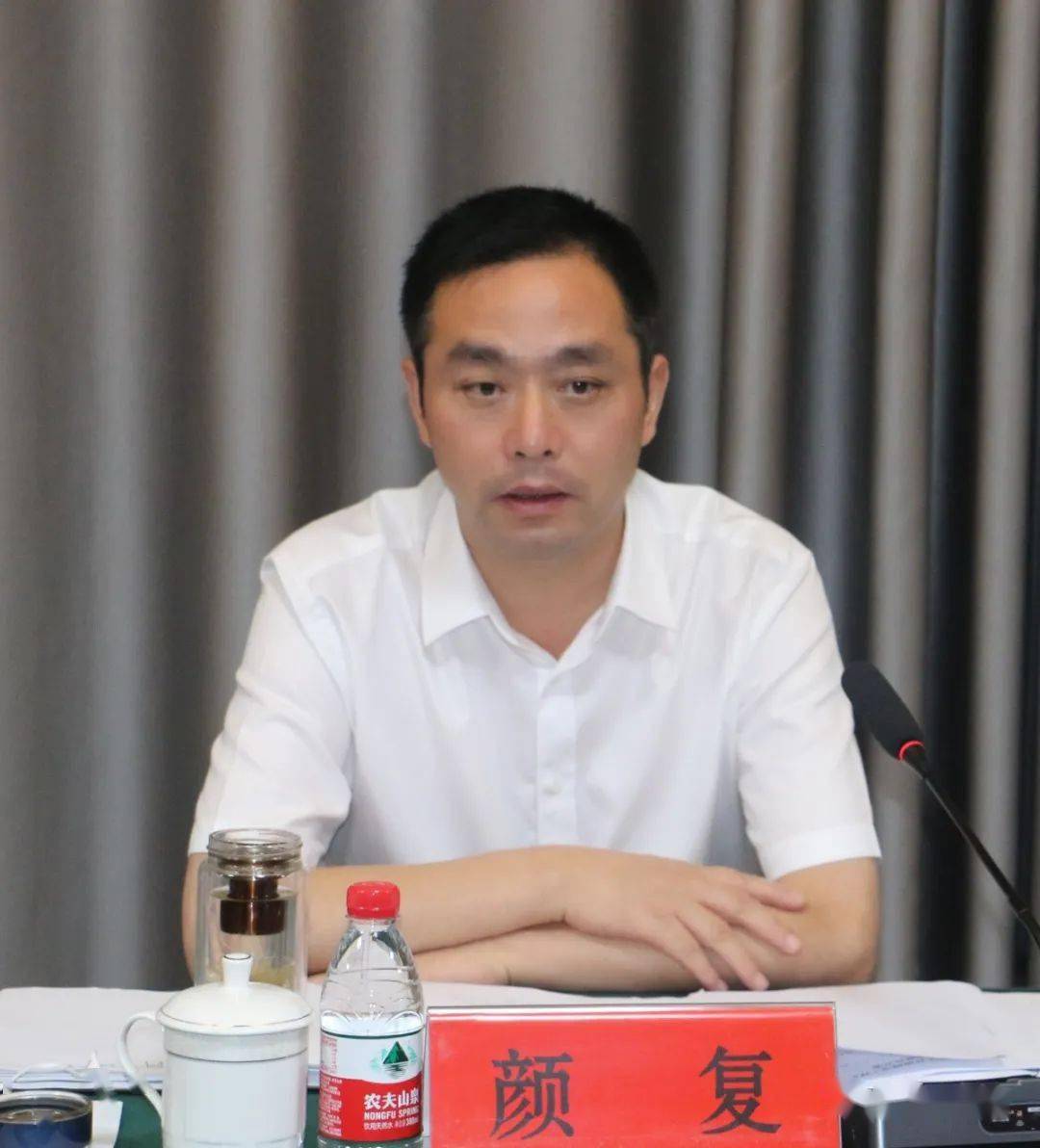 店招提档及飞线整治,南北道路建设等现场,颜复详细了解工程进展情况