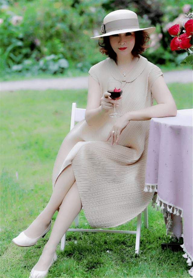 60岁奶奶堪称"时尚教母",身材极超模,你的时尚可能还不如她