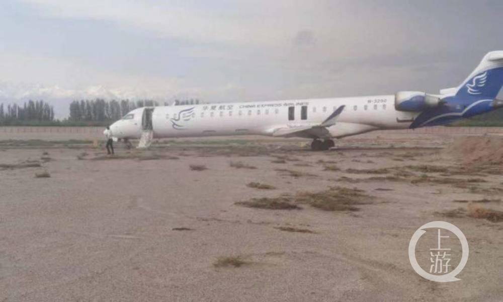 跑道|华夏航空一航班落地新疆阿克苏机场后冲出跑道，乘客从紧急疏散舱门撤