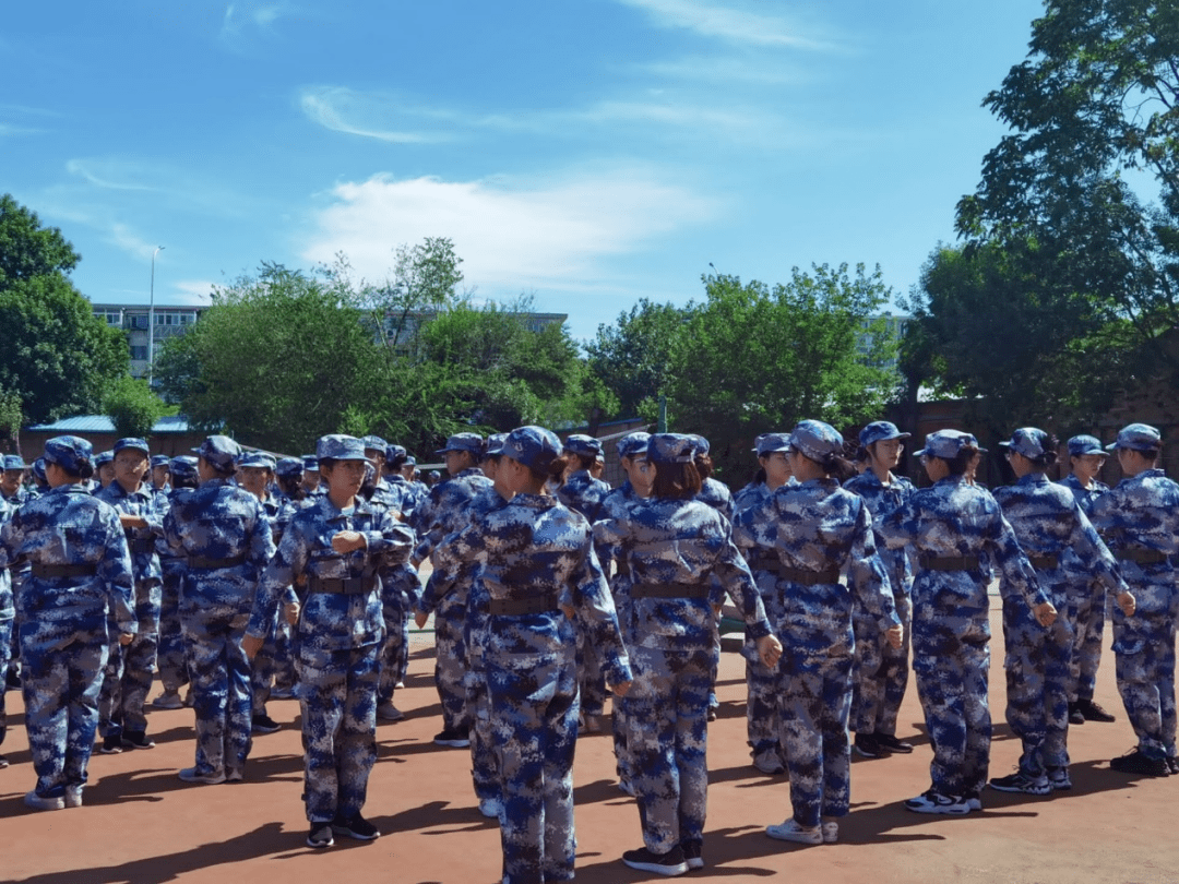 軍訓進行時軍姿颯爽昂揚向前