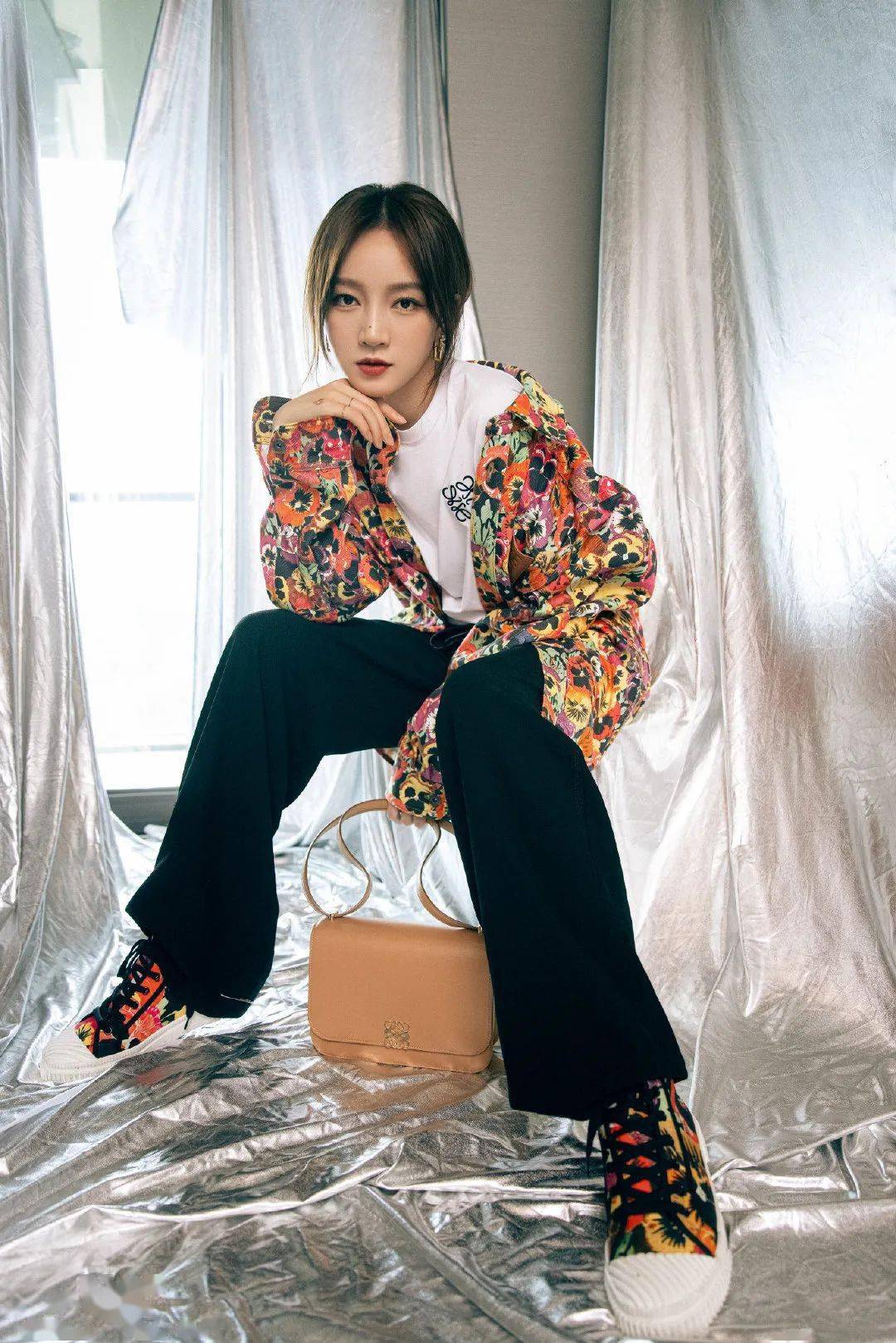 棕色|秋天背什么包?跟着这些明星抄作业就成!