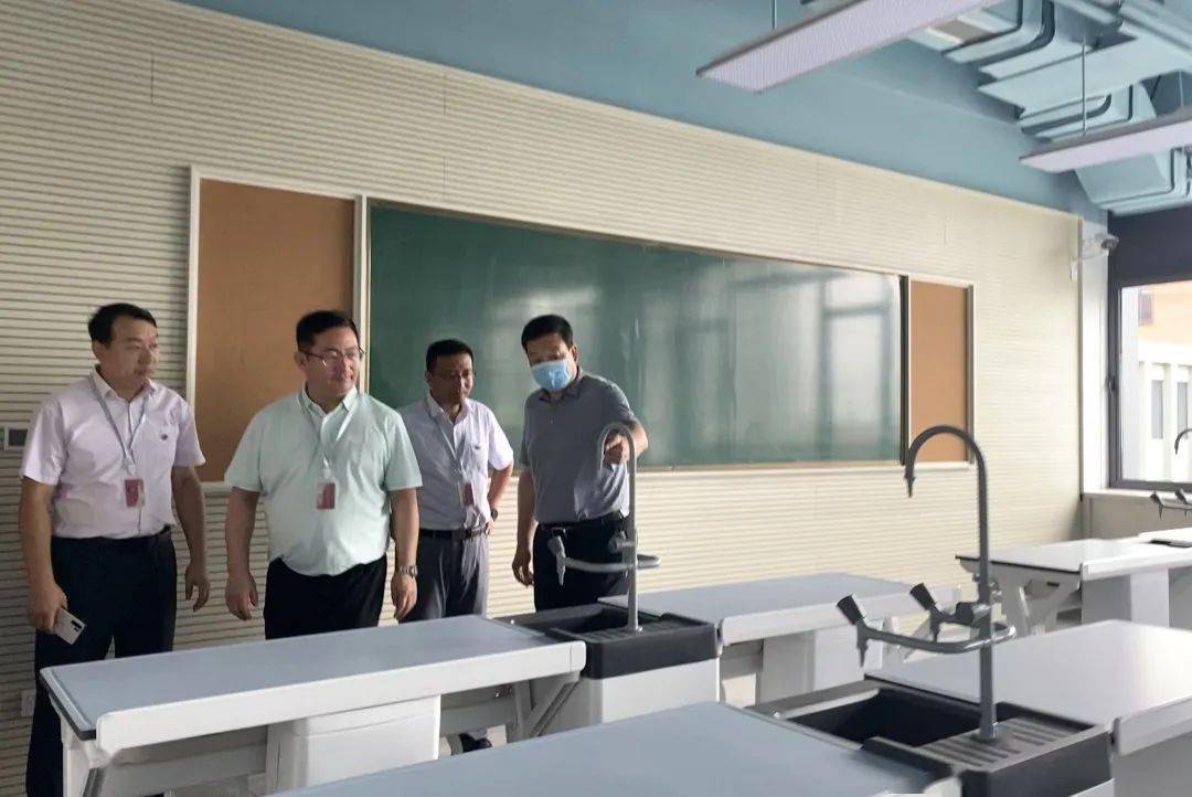 西安市教育局局长贾轶昊调研创新港交大附中开学情况