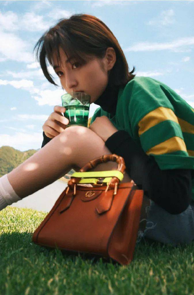 棕色|秋天背什么包?跟着这些明星抄作业就成!