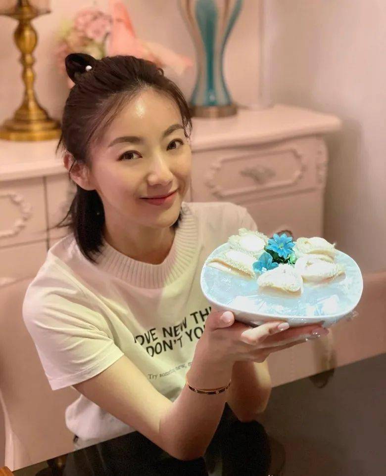 生活富贵|周嘉仪晒靓鲍 网友:有冇咁白滑!