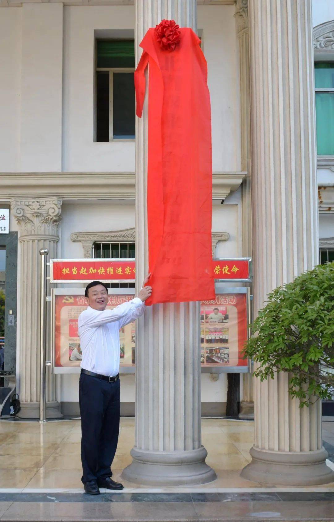 党组书记吴祖云为湖北省农业综合行政执法局揭牌根据湖北省委编办批复