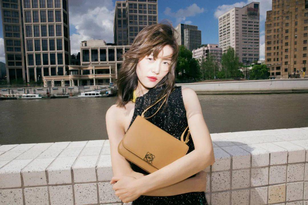 棕色|秋天背什么包?跟着这些明星抄作业就成!