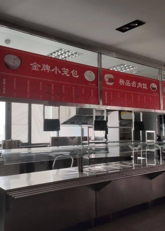 饭间,增加燃气管道,排烟罩,单眼灶等设备,改成可以现场制作菜品的厨房