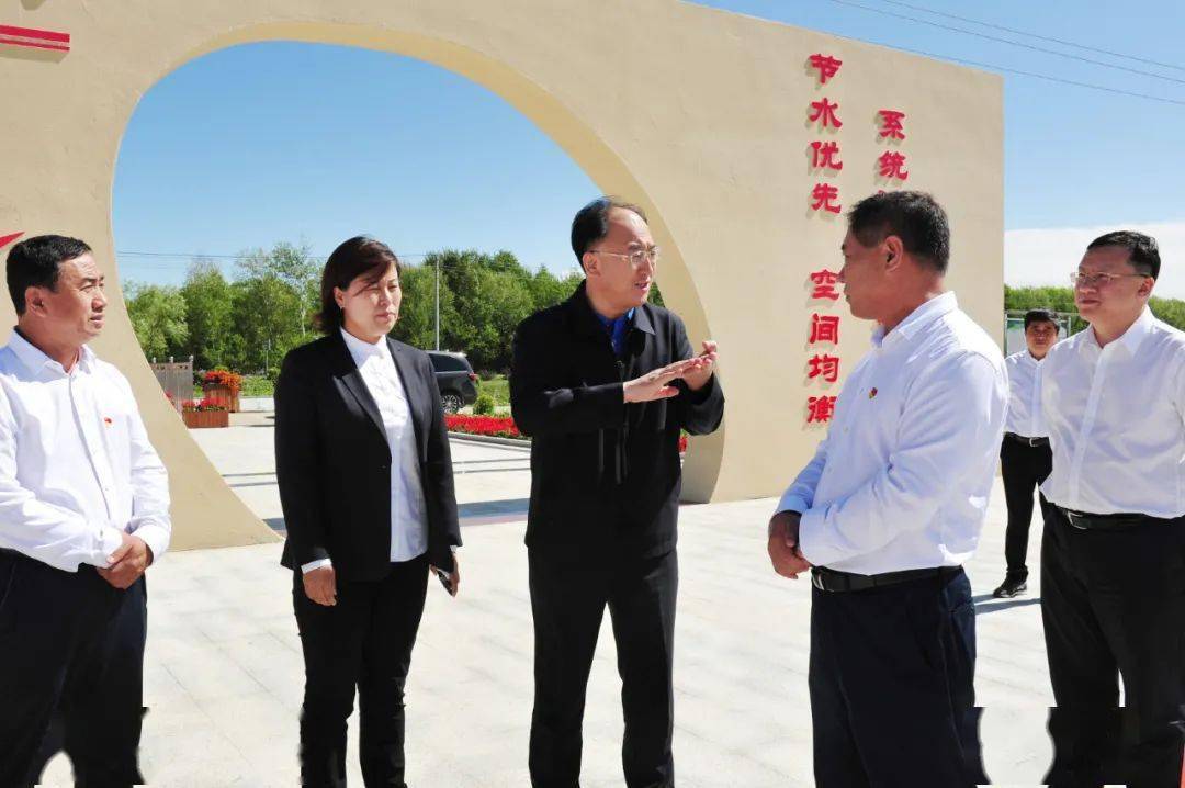 在前进农场有限公司高标准农田示范区,杨宝龙听取了青龙山灌区配套