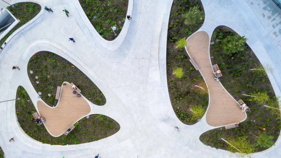 这个曲线广场怪好玩的