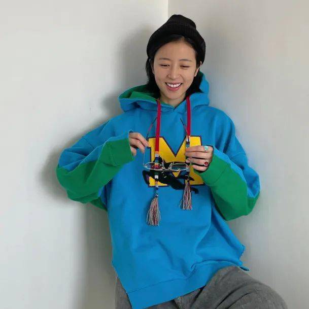 上半身|普通人想把卫衣穿出「时髦高级感」，必须牢记这2点！！！