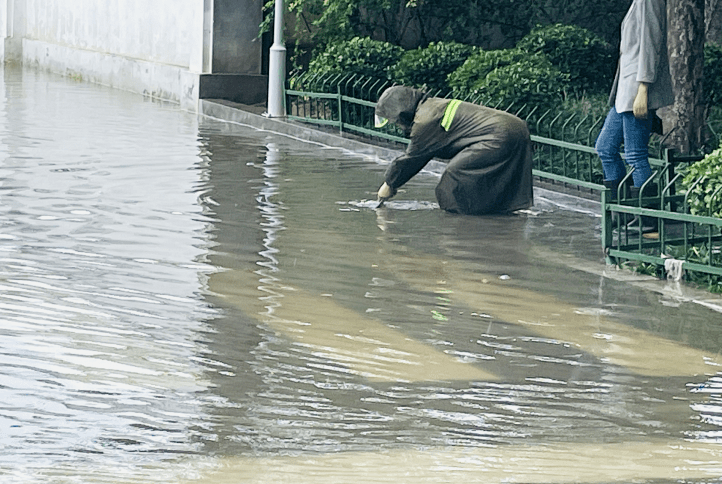 肥城市住建局:积极开展雨天道路排水作业