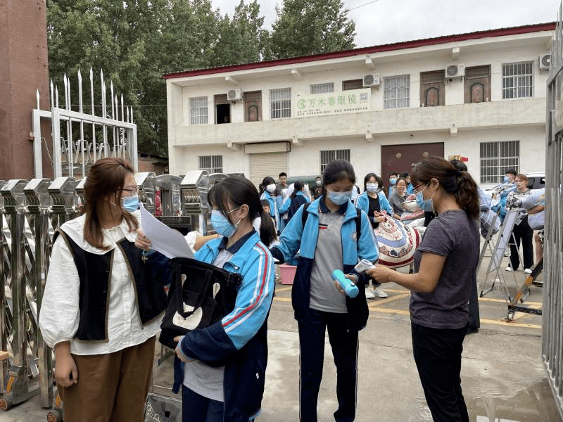 祝楼乡一中九年级有序开学.细雨濛濛,师寨镇二中初三学生有序入校中.