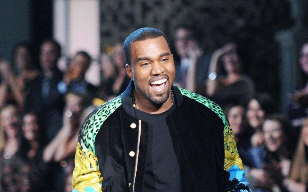 意为donda west)恋爱后恋爱前但在遇到kanye之后,kim的品位就开始以