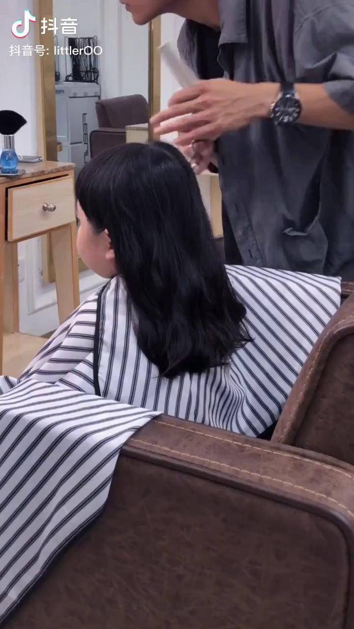 剪头发小女孩的续集来了圆脸萌娃表情包暴发户