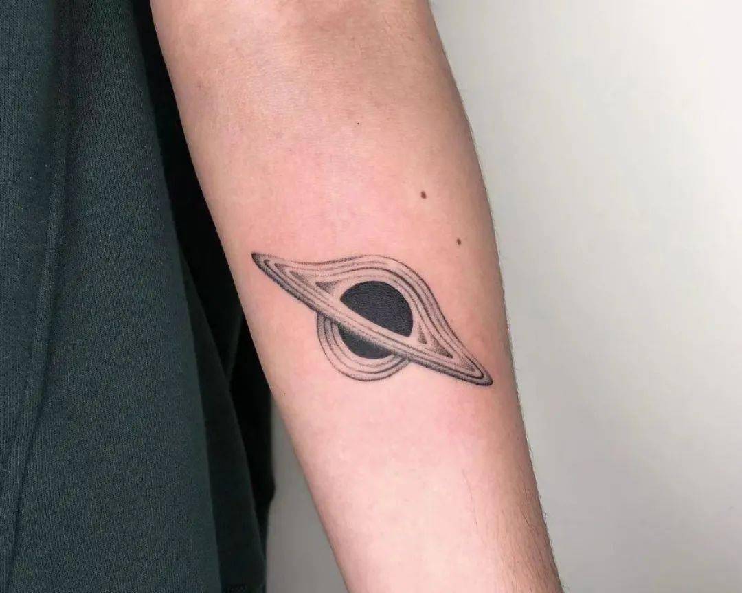 吞噬一切的黑洞纹身