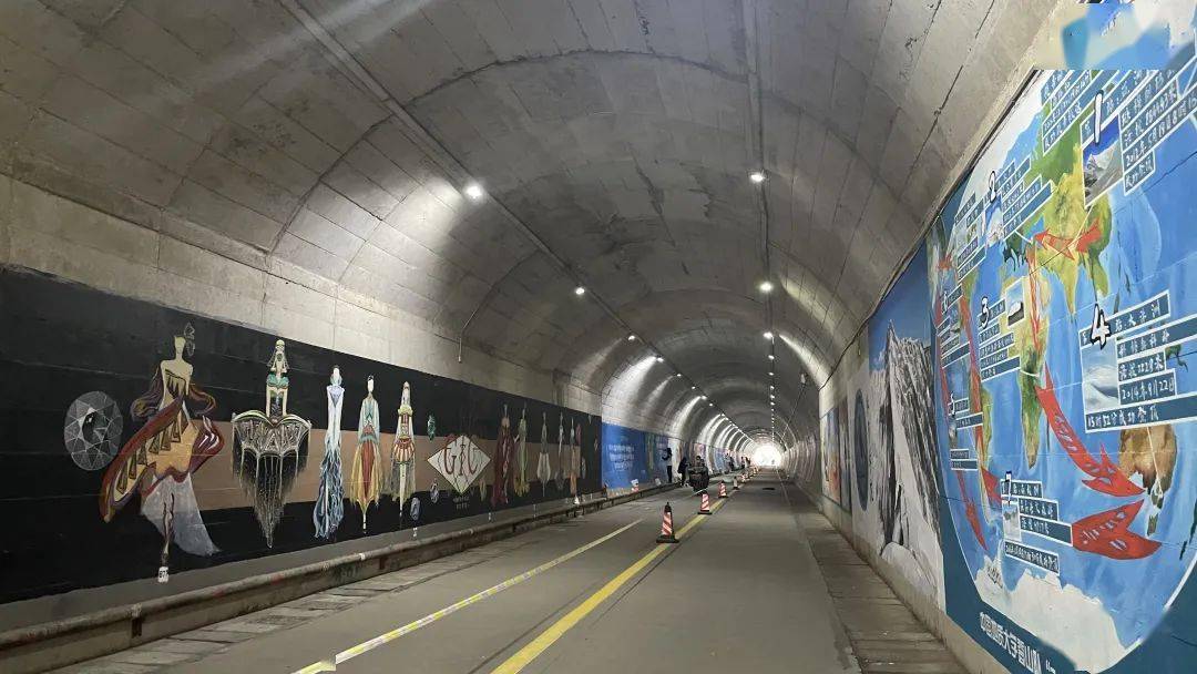 一幅幅精美壁画琳琅满目你却难感路途遥遥漫漫隧道之旅,行走于其中且