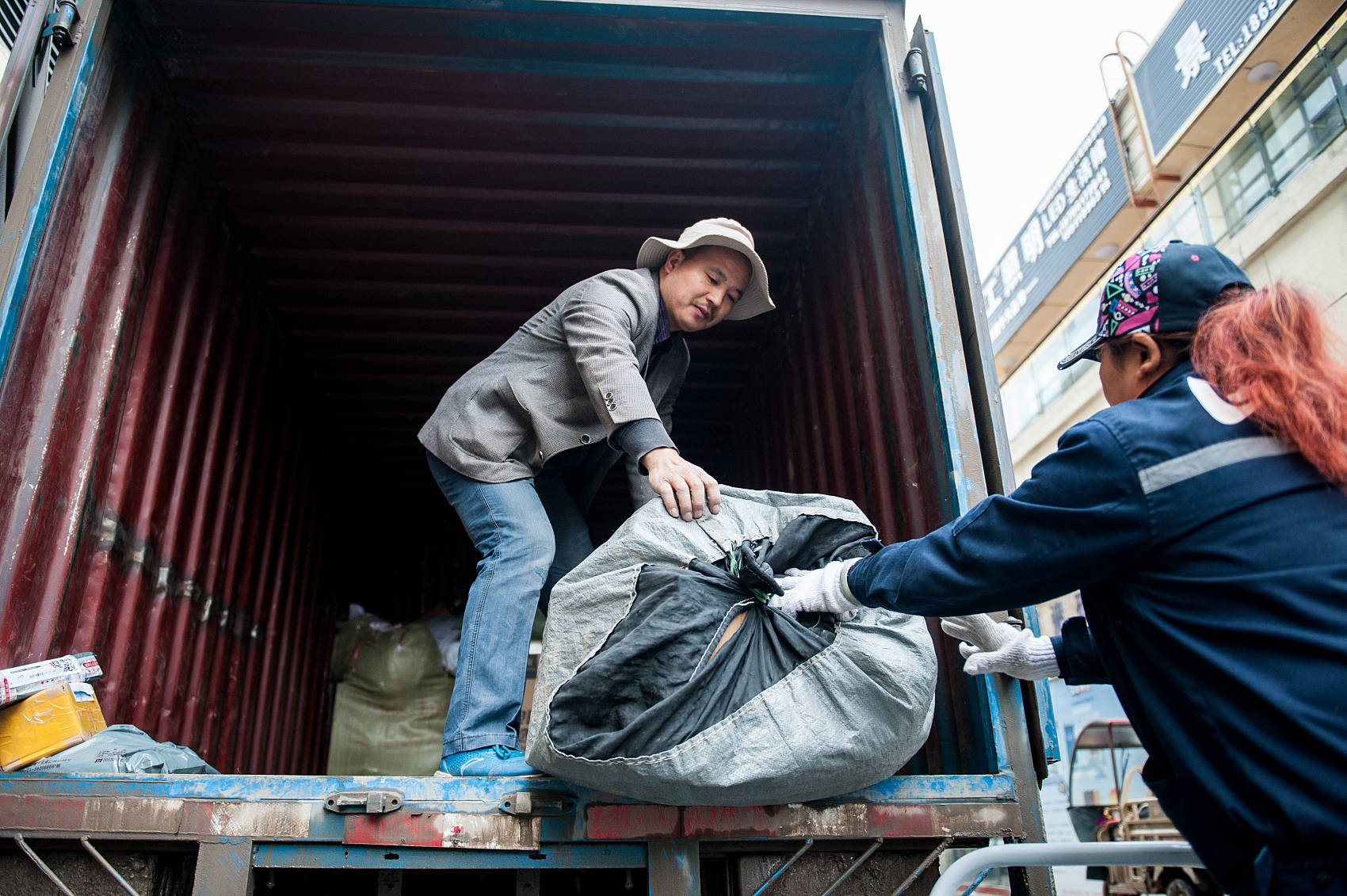 六大快递巨头集体涨派件费小哥有啥用反正都会从罚款里扣走