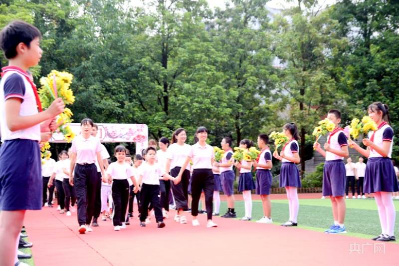 英雄|“开蒙启智 立德树人” 两江花朝小学举行开学典礼