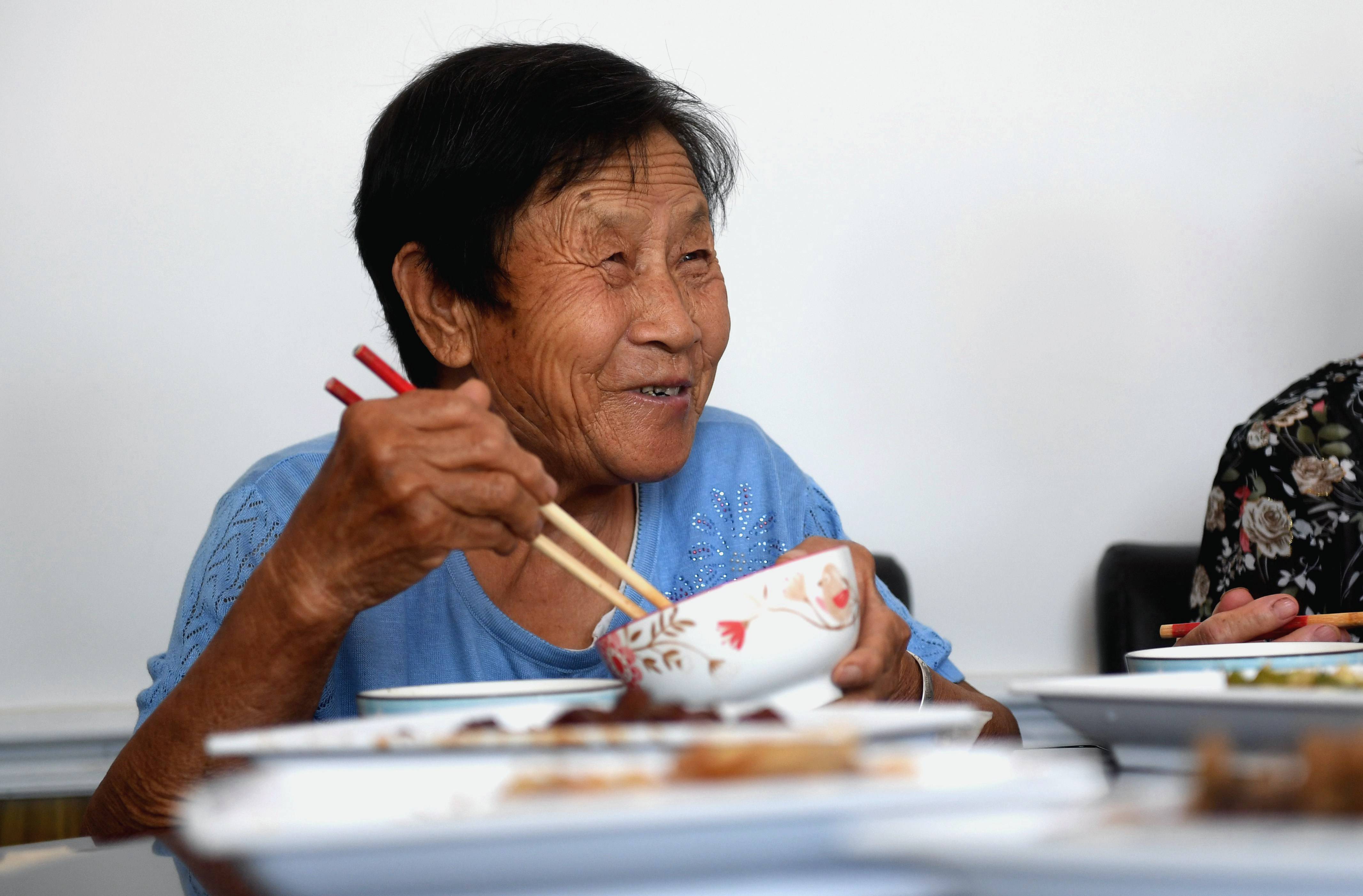 "爱心敬老食堂"暖人心_老人