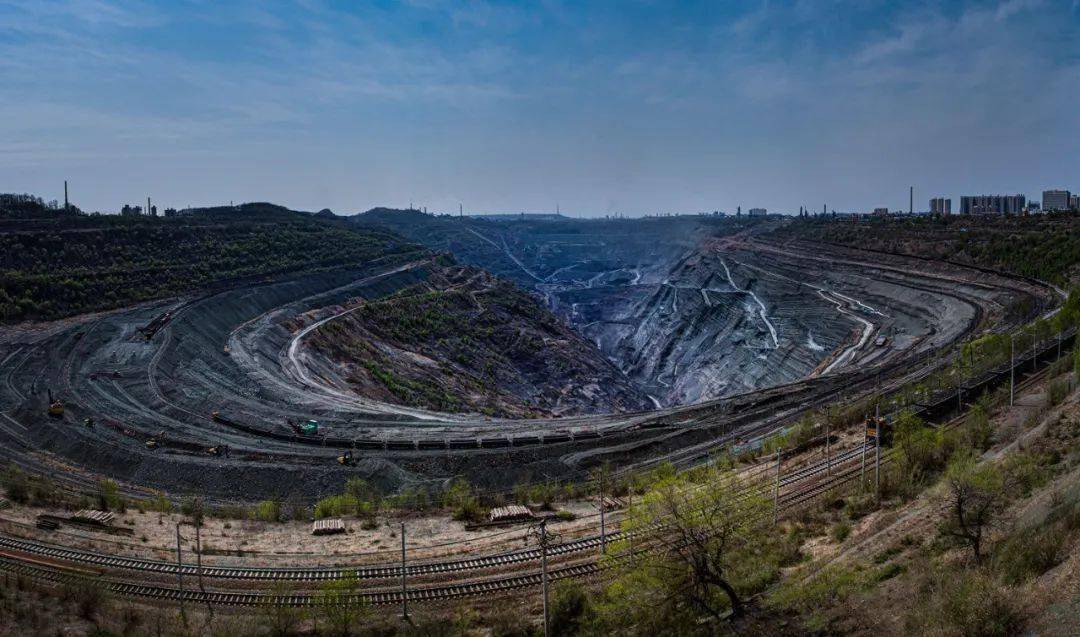 一次偶然机会,来到西露天矿石坑.