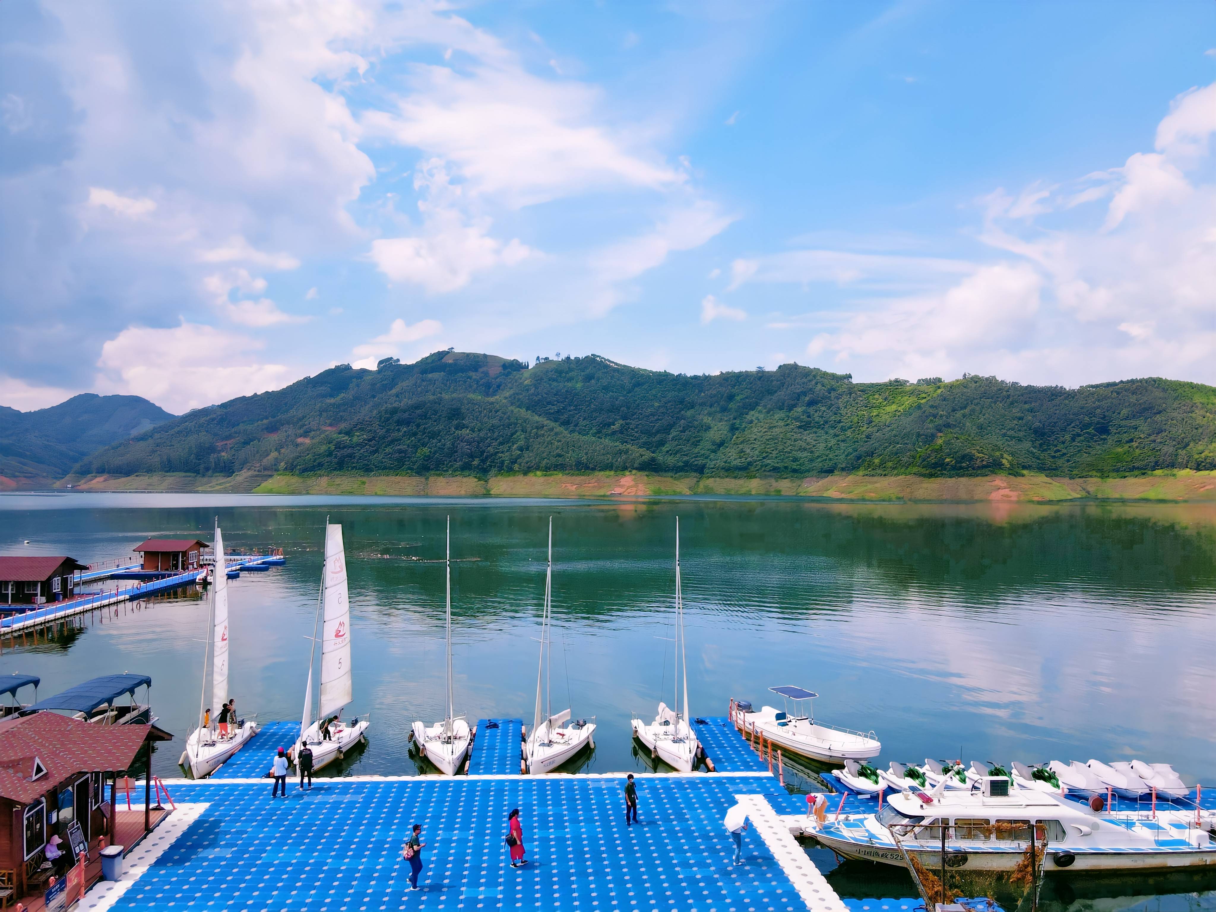 万峰湖：望山见水的好地方